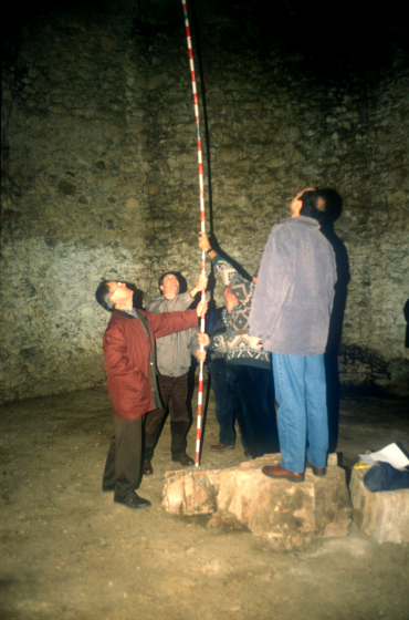Gent del Taller d'Història, entre ells en Narcís Vilella en els primers treballs per a la rehabilitació del pou del glaç de Buscastell.
