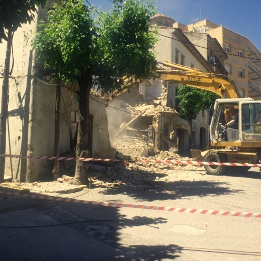 Altre aspecte de l'enderrocament de l'antiga casa Cal Ubà, anteriorment anomenada Cal Bisbe, per edificar un nou edifici.