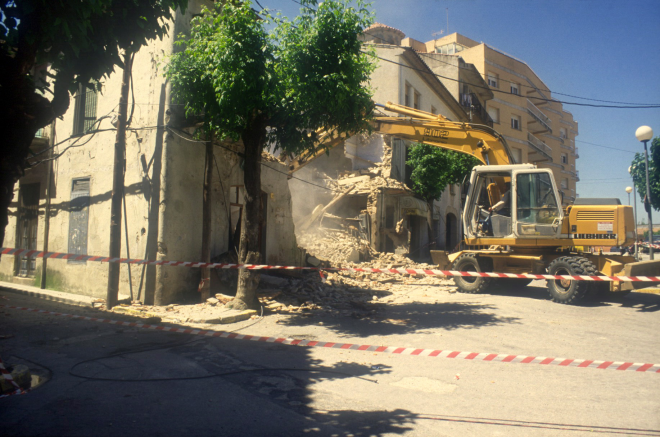 Altre aspecte de l'enderrocament de l'antiga casa Cal Ubà, anteriorment anomenada Cal Bisbe, per edificar un nou edifici.