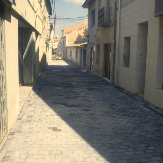 Entrada del carrer dels dolors des de la plaça de l'església, durant les obres de remodelació del paviment.