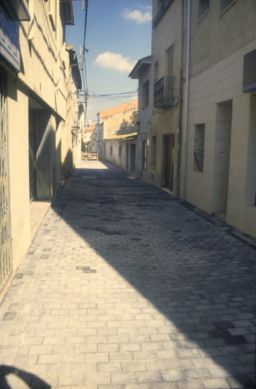 Entrada del carrer dels dolors des de la plaça de l'església, durant les obres de remodelació del paviment.