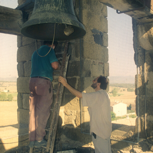 Uns operaris col·locant unes proteccions a les finestres del campanar per tal de privar als colons de la seva entrada a les campanes i embrutint-ho tot amb les seves defecacions.