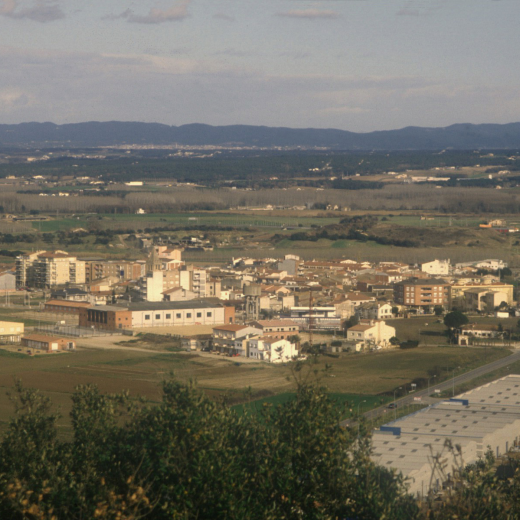 Vista general de la vila de Maçanet i la comarca de la Selva.