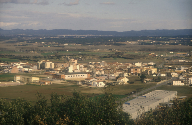 Vista general de la vila de Maçanet i la comarca de la Selva.