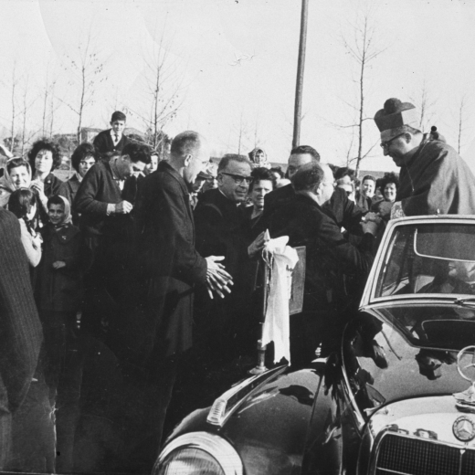 El Bisbe Dr. Jubany acaba de pendre pocessió del Bisbat de Girona el març de 1963.

Les autoritats de Maçanet de la Selva complimenten al Sr. Bisbe al seu pas per la Nacional II en terme de Maçanet.