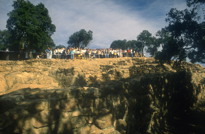 Un grup de visitants al castell de Torcafelló abans de l'incendi de l'any 2003.