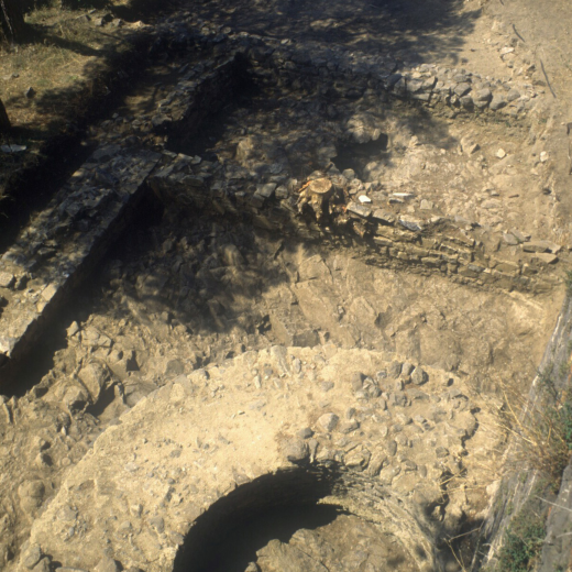 Excavacions a Sant Jordi on es pot veure els fonaments de la torre circular anomenat torre de l'homenatge.