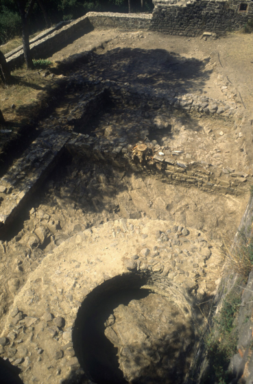 Excavacions a Sant Jordi on es pot veure els fonaments de la torre circular anomenat torre de l'homenatge.