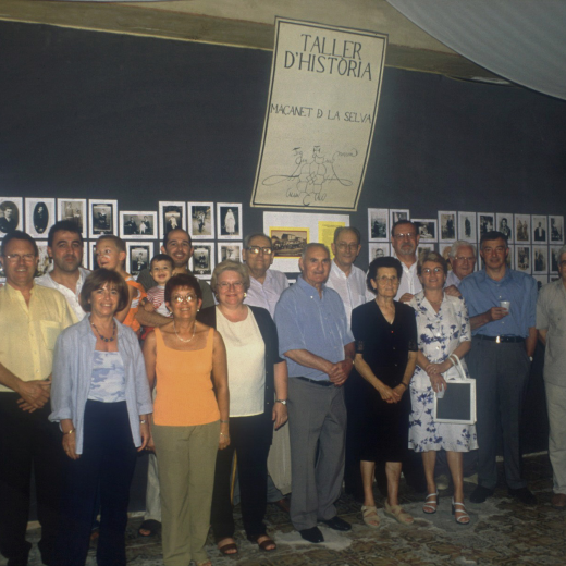 Última exposició de fotografies d'arxiu a Cal Ubà abans d'ésser enderrocat. Amb els organitzadors i la família Vila-Vilella antic propietaris.