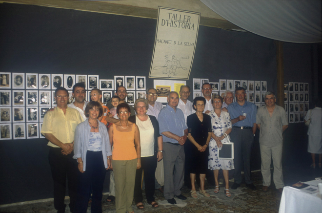 Última exposició de fotografies d'arxiu a Cal Ubà abans d'ésser enderrocat. Amb els organitzadors i la família Vila-Vilella antic propietaris.