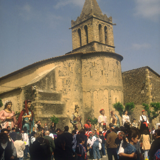 Trobada de colles geganteres a la plaça de l'església.