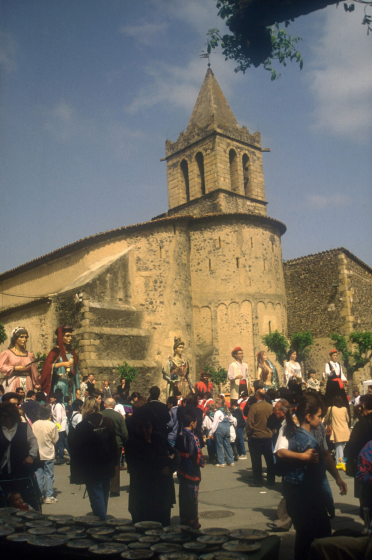 Trobada de colles geganteres a la plaça de l'església.