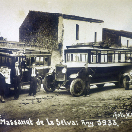 El propietari de l'empresa Astier. Antoni Astier amb la seva esposa i treballadors, amb els vehicles, autocars i el camió que utilitzava.
