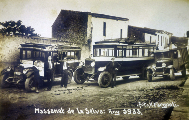 El propietari de l'empresa Astier. Antoni Astier amb la seva esposa i treballadors, amb els vehicles, autocars i el camió que utilitzava.