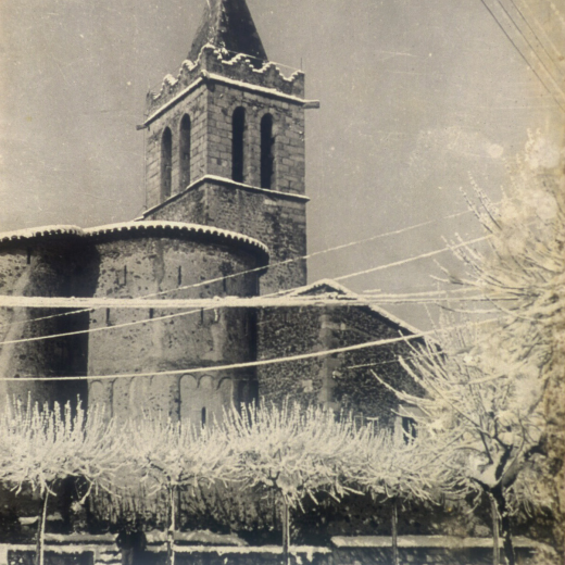 Detall de la plaça i campanar de Maçanet, amb una d'aquelles nevades que molt freqüentment queien en els hiverns d'anys enrera.
