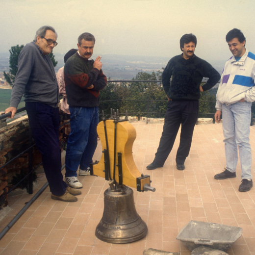 Treballs de col·locació d'una nova campana a la capella de Sant Jordi. A la foto hi ha d'esquerra a dreta: en Josep Reyner, en Joaquim Bosch, en Manuel Maestre, que regalà la campana i en Joan Romaguera, directiu del Taller d'Història.