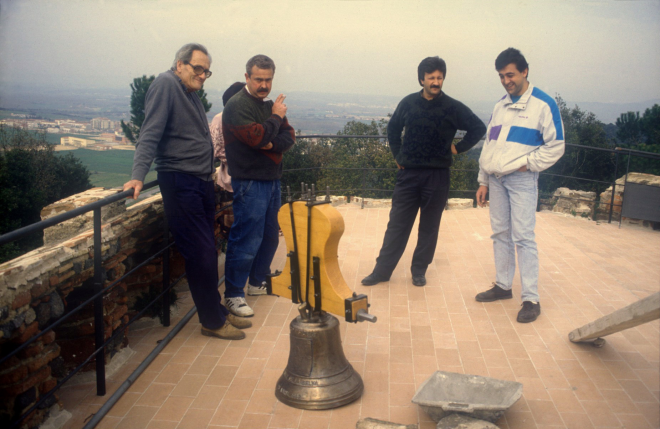 Treballs de col·locació d'una nova campana a la capella de Sant Jordi. A la foto hi ha d'esquerra a dreta: en Josep Reyner, en Joaquim Bosch, en Manuel Maestre, que regalà la campana i en Joan Romaguera, directiu del Taller d'Història.
