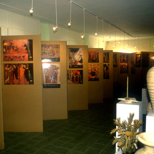 Detall de l'exposició de pintures a l'edifici de Fira-Flor.