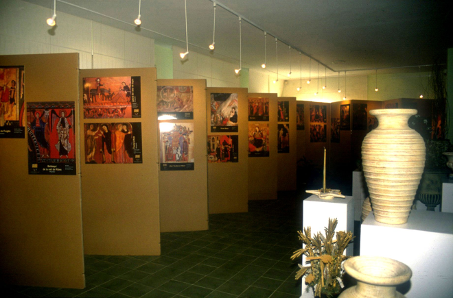Detall de l'exposició de pintures a l'edifici de Fira-Flor.