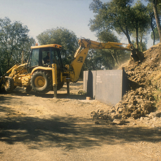 Treballs de restauració a l'entorn de Sant Jordi, abans de l'incendi de l'agost del 2003.