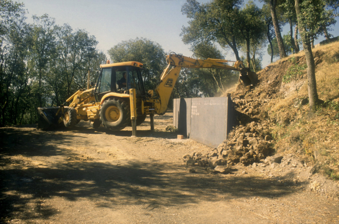 Treballs de restauració a l'entorn de Sant Jordi, abans de l'incendi de l'agost del 2003.