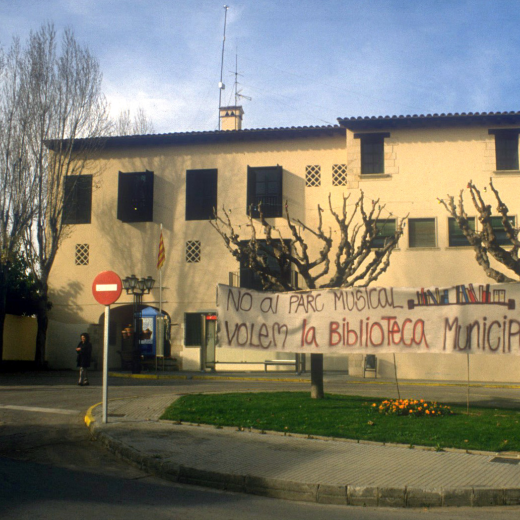 Manifestació de rebuig al projecte de Parc temàtic musical a Maçanet, i reivindicacions d'una Biblioteca municipal al poble.