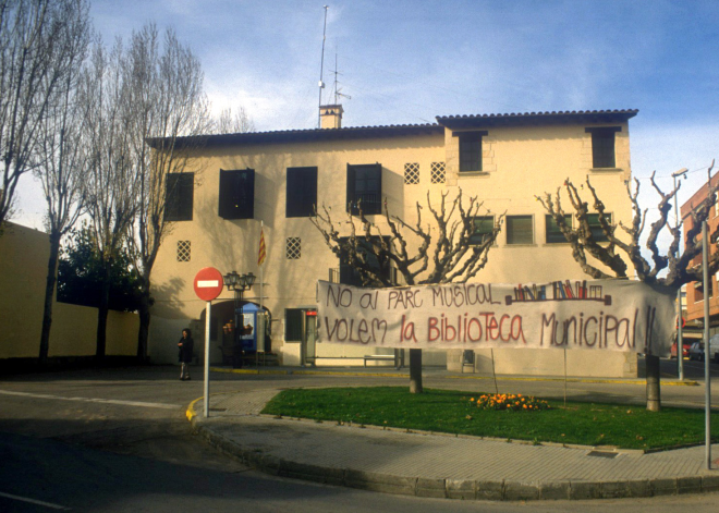 Manifestació de rebuig al projecte de Parc temàtic musical a Maçanet, i reivindicacions d'una Biblioteca municipal al poble.