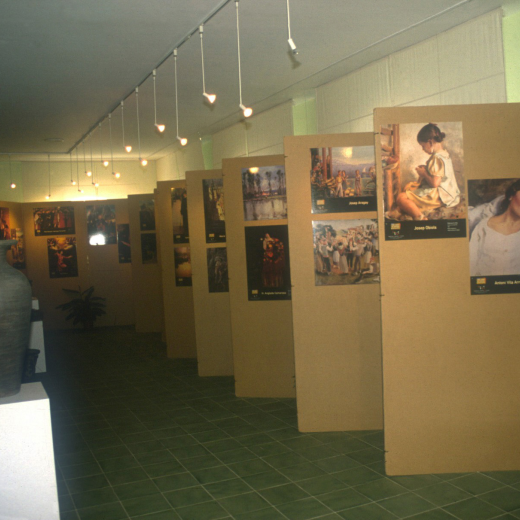 Exposició de pintures que te lloc als locals de Fira-Flor, al carrer de la Fira.