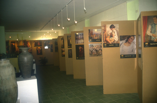Exposició de pintures que te lloc als locals de Fira-Flor, al carrer de la Fira.