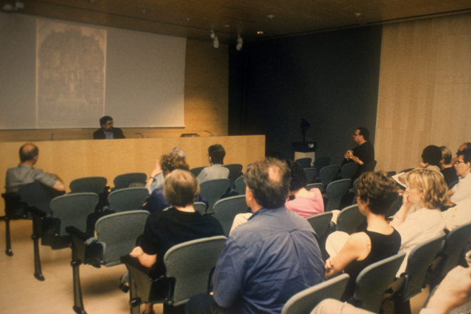 Acte d'entrega de dos llibres-arxiu per al col·legi d'arquitectes, de la col·locació de fotografies fetes per Valentí Fargnoli. Aspecte de la sala ?.