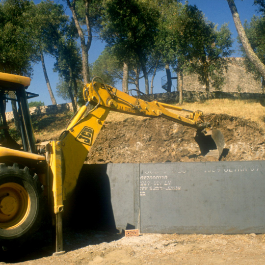 Treballs de reconstrucció de l'entorn del castell de Torcafelló.
