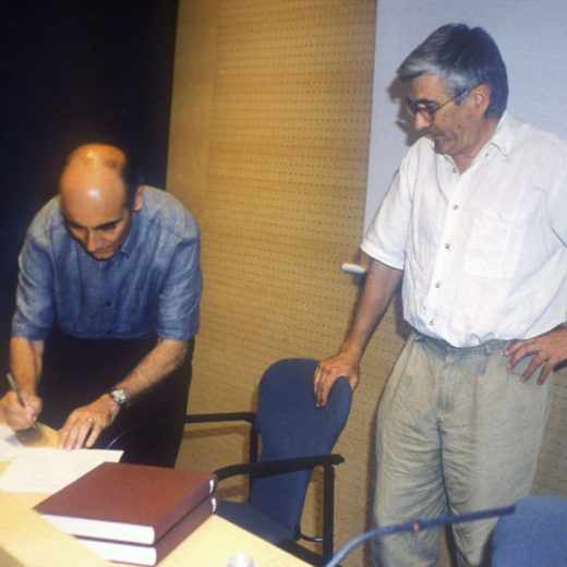 Acte d'entrega de dos llibres-arxiu per al col·legi d'arquitectes de la col·lecció de fotografies fetes per Valentí Fargnoli.A la foto, Juli Campeny, president del Taller d'Història i l'arquitecte Bosch.