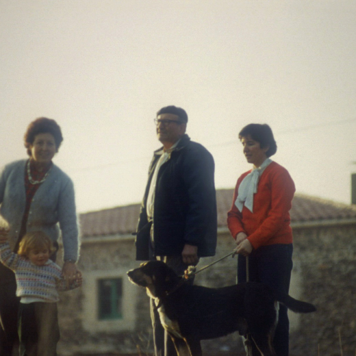 La Joaquima Esparrech amb la petita Roser Reyner, l'Enric Bou, propietari de la finca i la Montse Bou.