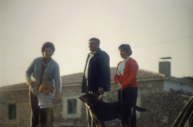 La Joaquima Esparrech amb la petita Roser Reyner, l'Enric Bou, propietari de la finca i la Montse Bou.