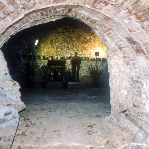 Entrada al pou de glaç per la galeria subterrània.