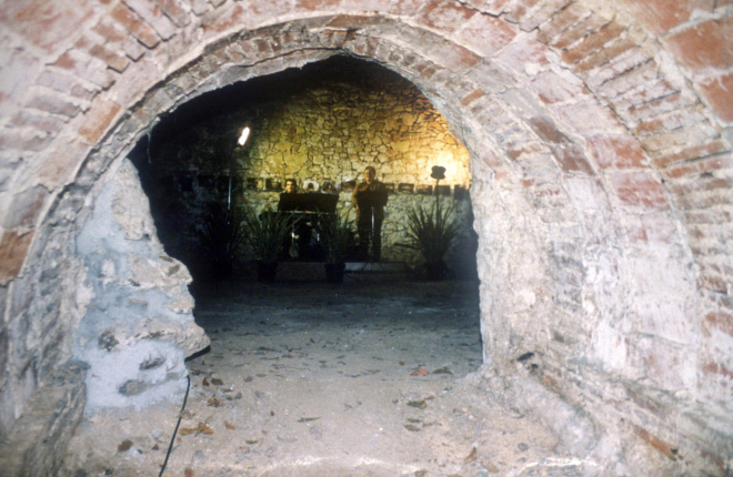 Entrada al pou de glaç per la galeria subterrània.