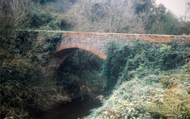 L'anomenat Pont Vell, sobre la sequia de l'estany de Sils.