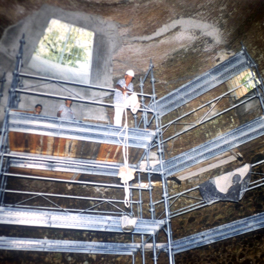 Obres de restauració del pou del glaç portades a cap pel paleta Machado.
