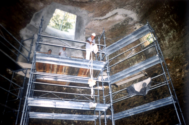 Obres de restauració del pou del glaç portades a cap pel paleta Machado.