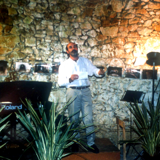 El professor Lluís Soler i Peric, durant la inauguració del pou del glaç, recuperat pel Taller d'Història.