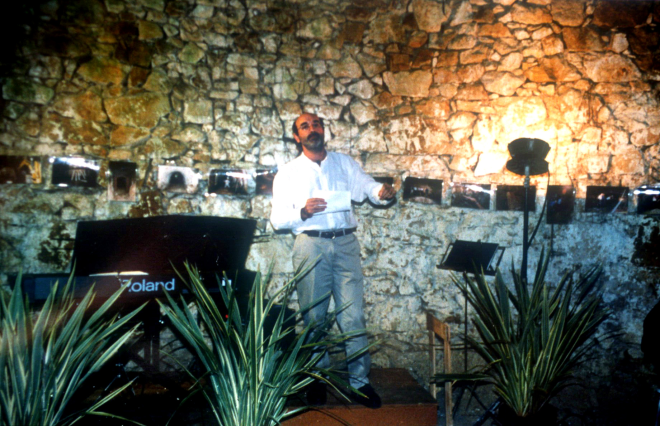 El professor Lluís Soler i Peric, durant la inauguració del pou del glaç, recuperat pel Taller d'Història.