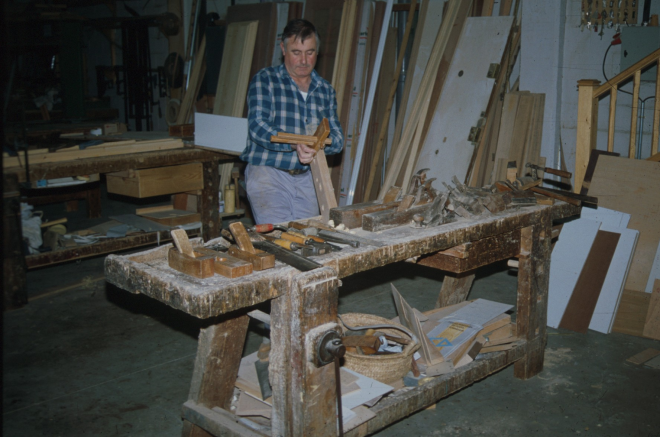 L'artesà fuster Joaquim Roca Pou en el seu taller.