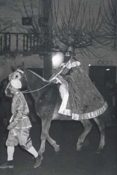 Cavalcada dels Reis l'any 1950 passant davant el típic balcó de Can Morral