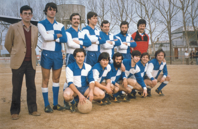 Equip de la Unió Esportiva de Maçanet, entrenador Josep Masferrer, jugadors Jordi Romaguera, Lluís Xicola, Àngel Izquierdo, Felicia Vivoles, Marcelí Pujolrás, Manel maestre.

A davant: Hilari Casas, Robert Suarez, Antoni Contreras, Andres Diaz, Paco Rodriguez, Josep Garcia 