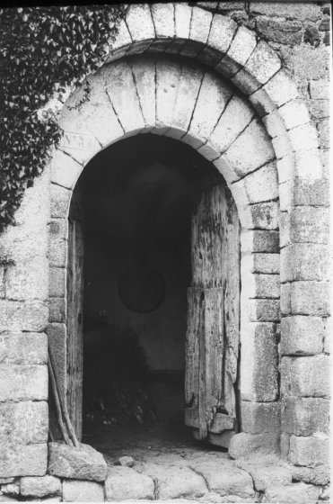 Porta d'entrada de la Torre de Marata abans de la Restauració