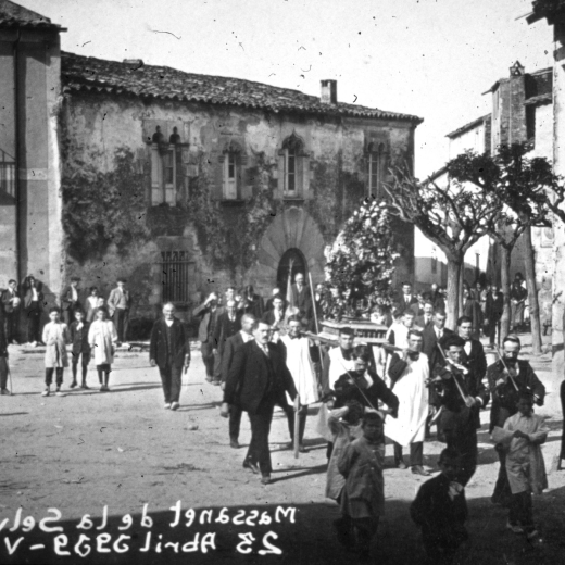 Processó de Sant Jordi a la festa de la Germandat l'any 1919. El tabernacle amb el Sant precidit per l'orquestra al seu pas per la plaça.