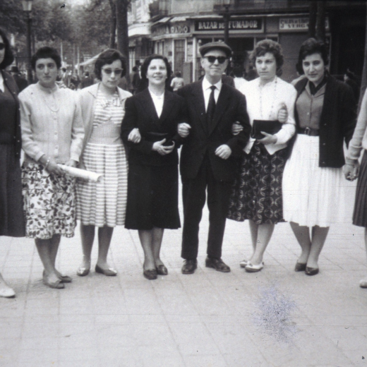 Grup de cosidores del taller de sastre de Miquel Coll l'any 1959.

D'esquerra a dreta: Maria Costa, Felisa Pascual, M Teresa Deulofeu, Dolors Llach, Miquel Coll, Núria Bosch, Montserrat Rovira i Pilar Rovira.