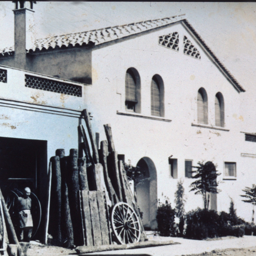Taller de carreters de l'artesà Joan Alabert que surt a la porta del taller