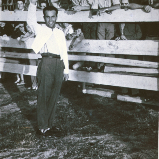 Un torero aixecant l'orella que li van otorgar a la corrida celebrada el dia 12 d'agost de 1944 a l'improvitzada plaça 
