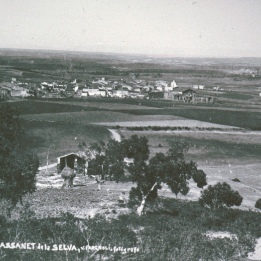 Vista general de Maçanet des del Turó d'en Roura, abans de construïr-se la carretera.